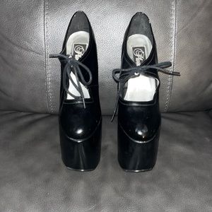 Size 9 women’s vintage platform heels. Black with bit of damage.